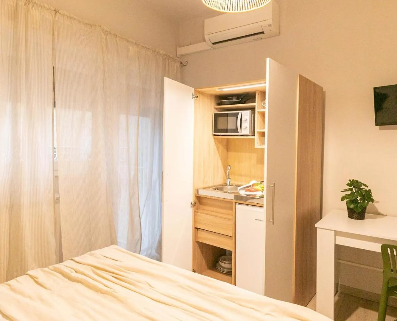 Dafne Room Suites Con Terrazza Rome 0*,  Italy